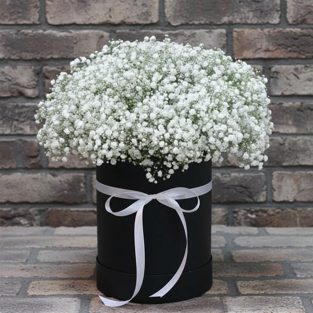 Цветочная композиция из Гипсофила в шляпной коробке в Верхнем Любаже