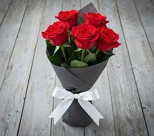 Букет 5 Красных роз Эдлесс Лав в Верхнем Любаже