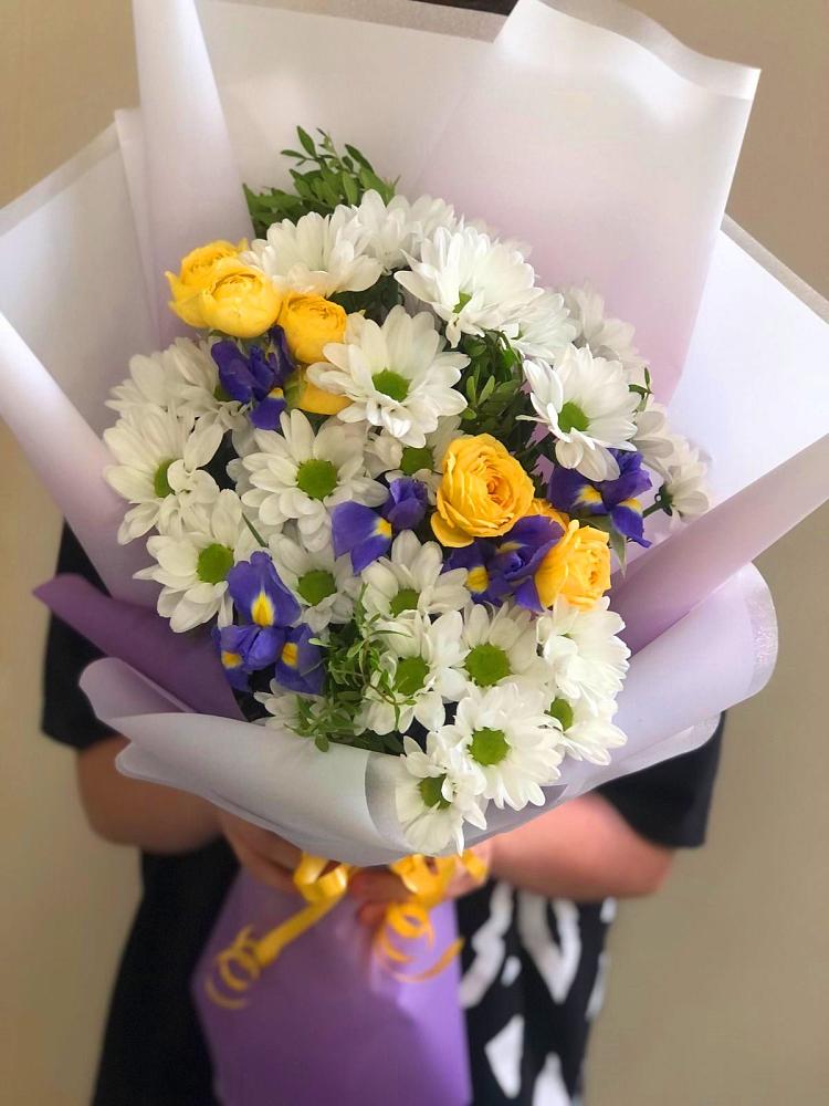 Букет цветов из: Ирисы, Хризантемы и Розы в Верхнем Любаже