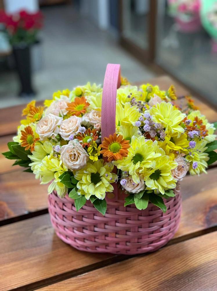 Цветочная композиция из Хризантемы и Розы в корзине в Верхнем Любаже
