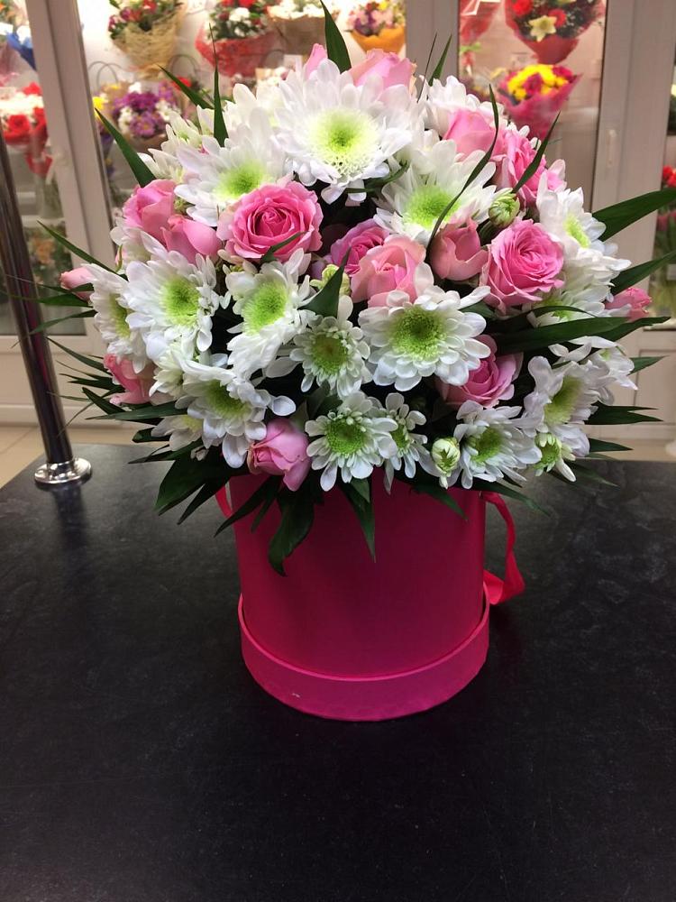 Цветочная композиция из Розы и Хризантемы в шляпной коробке в Верхнем Любаже