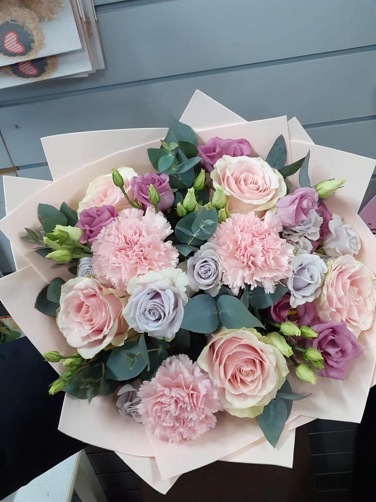 Букет цветов из: Розы, Гвоздики и Лизиантусы в Верхнем Любаже